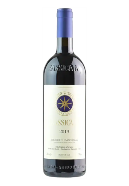 Bottiglia di Sassicaia 2019 Bolgheri DOC, uno dei vini rossi più iconici d'Italia.